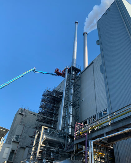 Schoorsteen inbedrijf bij cacaofabriek