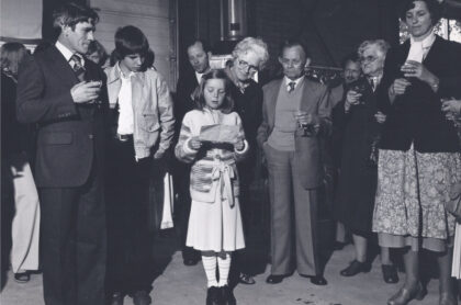 Martine Goedegebuure houdt een speech tijdens de opening van het nieuwe kantoor en de werkplaats aan de Albert van het Hartweg. Ze is dan 9 jaar oud.