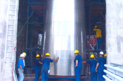 In opdracht van Ballast Nedam wordt de energiecentrale van de Isla-raffinaderij op Curaçao gerenoveerd. Bos Nieuwerkerk realiseert drie schoorstenen van elk 200 meter.