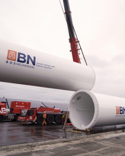 Hier wordt samengewekt aan het bouwen van een schoorsteen